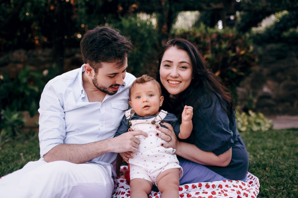 O que é alienação parental artigo - Robison Souza - Perito em Psicologia Forense Young family with baby enjoying a sunny day outdoors, capturing joy and togetherness.