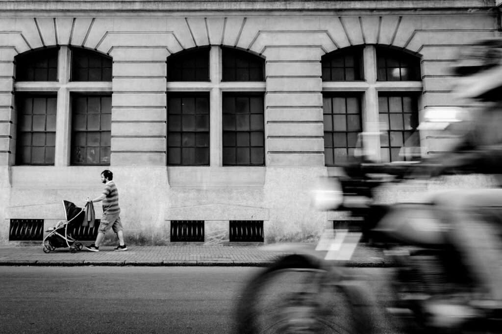 Porque querem revogar a lei de alienação parental - Robison Souza - Perito em Psicologia Forense A man pushing a stroller along a street, captured with motion blur in Montevideo, Uruguay.